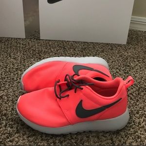 pink nike roshe 🍭